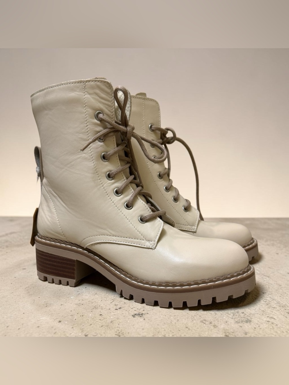 Bertuchi Women's Cream Lace-Up Chunky Heel Combat Boots